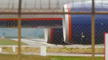 Bir uçak motorunun yakın çekimi