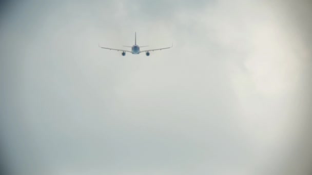Ustupující letadlo, zadní pohled — Stock video