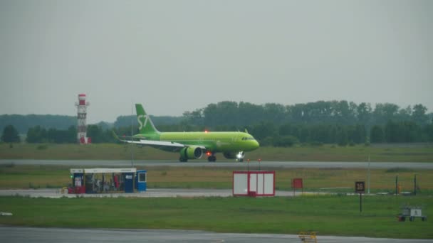 Airbus A320 S7 Airlines anländer — Stockvideo