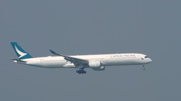 Cathay Pacific fliegt zur Landung — Stockvideo