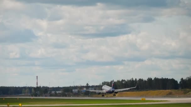 Přistání letadla Aeroflotu, pohled zezadu — Stock video
