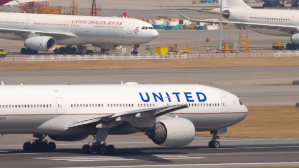 United Airlines Boeing 777 — Video Stock