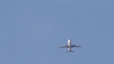 Kargo uçağı Beluga uçuyor.