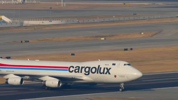 Boeing 747 Cargolux na pasie startowym — Wideo stockowe