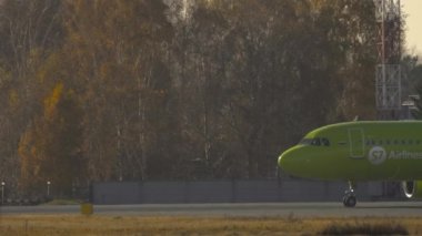 S7 havayollarının uçağı, yan görüş