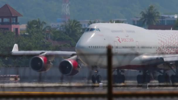 Jumbo jet Rossiya no aeroporto de Phuket — Vídeo de Stock