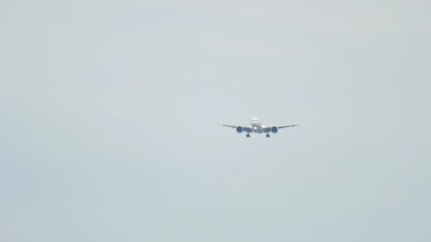 Lentokone laskeutuu taivaalla laskeutumista varten. — kuvapankkivideo