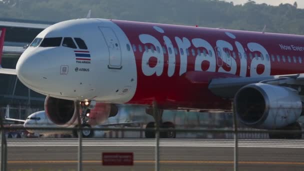 Avião AirAsia na pista — Vídeo de Stock