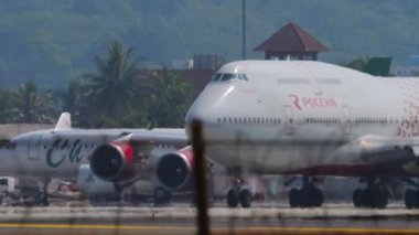 Boeing 747 Rossiya havaalanında.