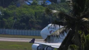 Boeing 747 Tayland Havayolları kalkıyor.