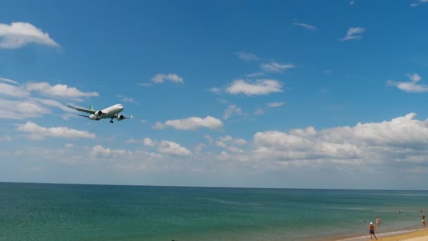 El avión vuela sobre el océano, lentamente — Vídeos de Stock