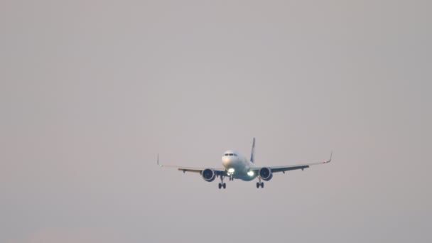 Avión jet aterrizaje, vista frontal — Vídeos de Stock