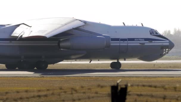 Letadlo IL-76 na letišti — Stock video