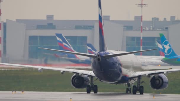 Aeroflot-Flugzeug auf dem Flughafen — Stockvideo