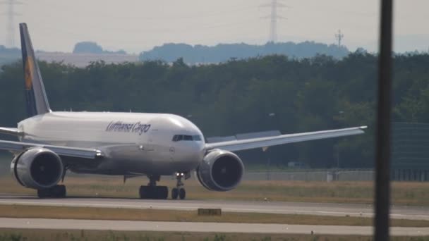 Llegada del avión de carga Lufthansa — Vídeos de Stock