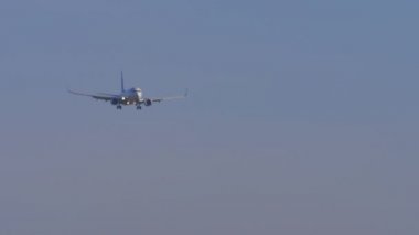 Yolcu uçağı uçuyor.