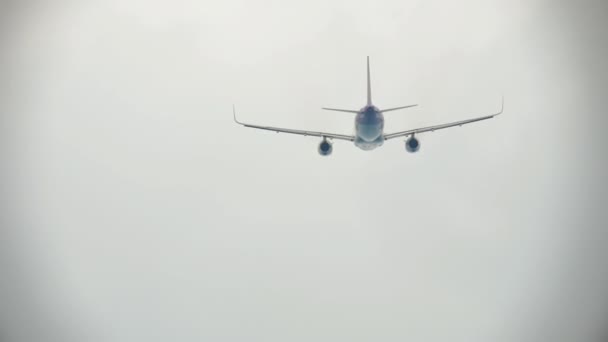 Weitschuss, das Flugzeug steigt auf — Stockvideo