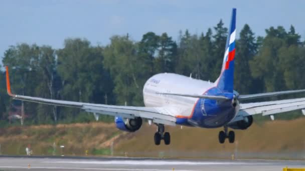 Flugzeug Aeroflot landet und bremst — Stockvideo