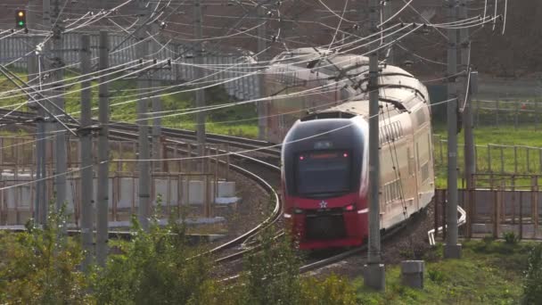 Železniční a odjíždějící vlak — Stock video