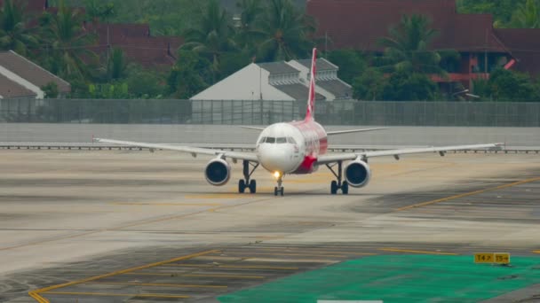 Avião AirAsia no aeródromo — Vídeo de Stock