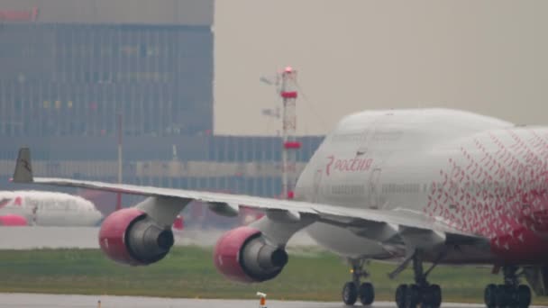 Boeing 747 Rossiya taxiing — Vídeo de Stock