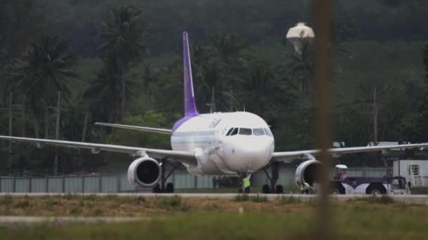 Avião no aeródromo, Phuket — Vídeo de Stock