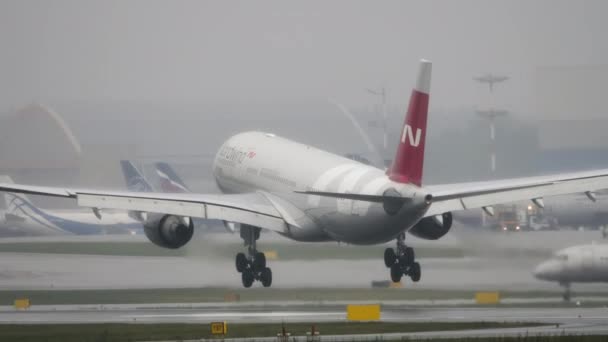 Flugzeug landet im Regen — Stockvideo