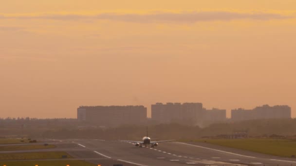 Düsenflugzeug auf der Landebahn, Morgendämmerung — Stockvideo