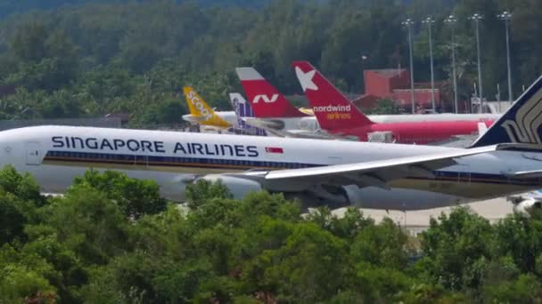 Landung einer Boeing 777 Singapore Airlines — Stockvideo