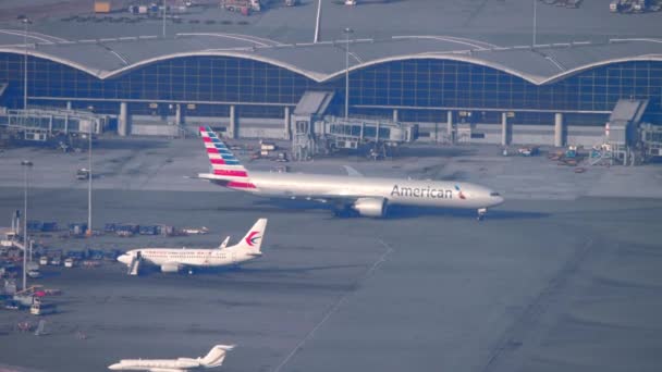 Boeing 777 Amerikan havaalanında. — Stok video
