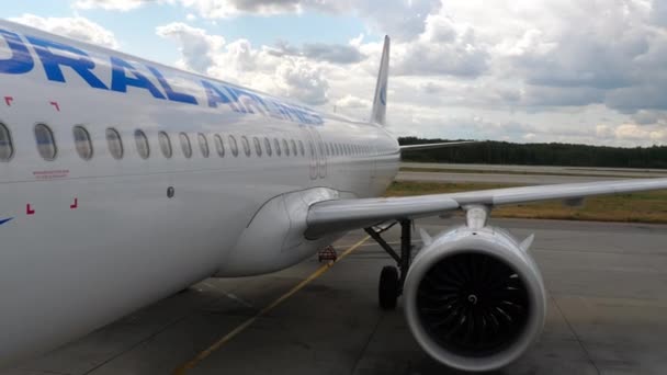 Ural Airlines no avental do aeroporto — Vídeo de Stock