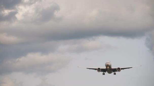 Blíží se letadlo, zataženo — Stock video