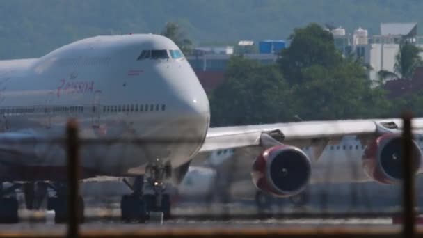 Boeing 747 Rossiya skręca, średni strzał — Wideo stockowe