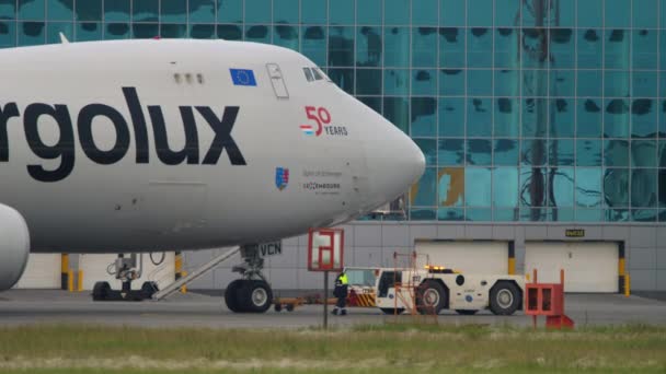 Boeing 747 Cargolux, apron bandara — Stok Video