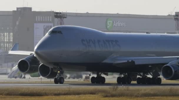 Önlükteki Boeing 747 Gökyüzü Kapısı — Stok video