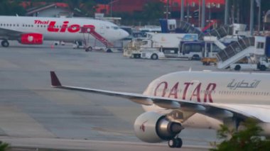 Katar Havayolları şafakta geliyor.