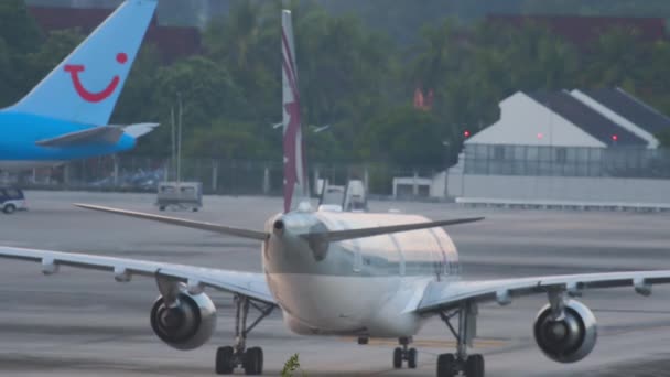 Flygplan Qatar Luftvägar bakifrån — Stockvideo