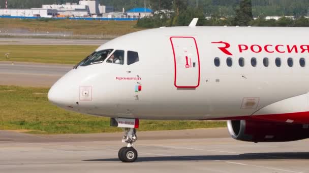 Rossija Airlines auf dem Flugplatz — Stockvideo
