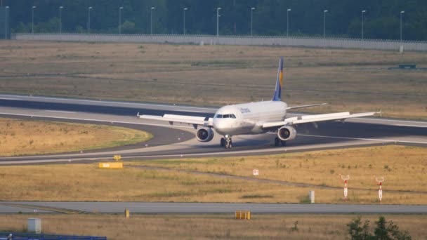 Airbus A320 Lufthansa sul campo d'aviazione — Video Stock