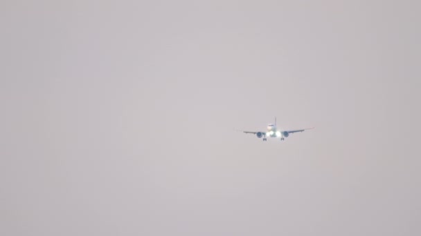 L'avion approche pour atterrir. — Video