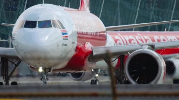 Compañía de bajo costo AirAsia, aeródromo — Vídeos de Stock