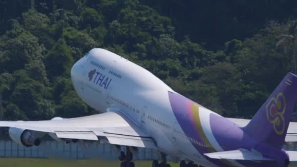 Jumbo Jet Thai Airways despega — Vídeos de Stock
