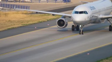 Lufthansa uçağı taksi yolunda.