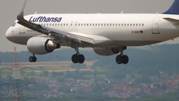 Airbus A320 Lufthansa aterrizaje — Vídeos de Stock