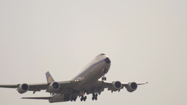 Boeing 747 Lufthansa havalanıyor. — Stok video