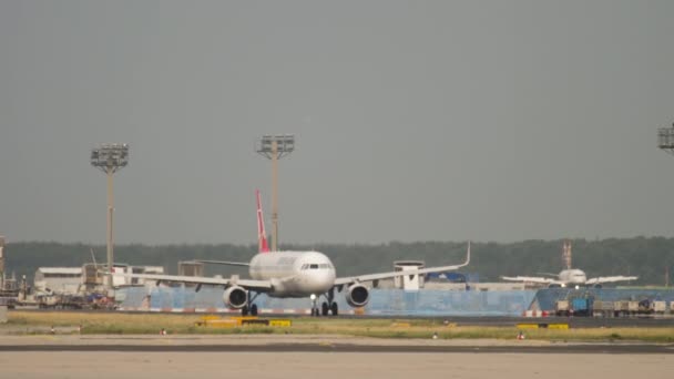 Airbus A320 Turkish Airlines en la pista de rodaje — Vídeo de stock
