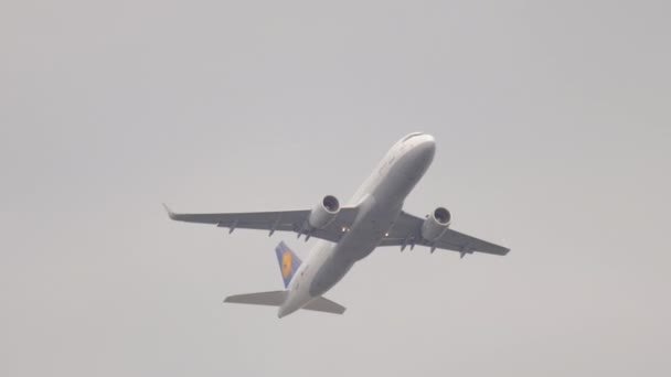 Літак Lufthansa злітає. — стокове відео