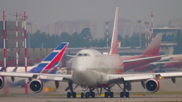 Avión jumbo jet en la pista de rodaje — Vídeo de stock