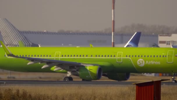 S7 Luchtvaartmaatschappijen op de startbaan — Stockvideo