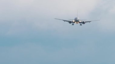 Uçak yaklaşıyor, ön görüş.